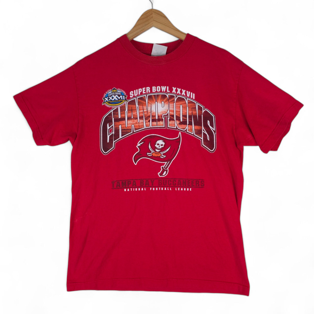 Vintage Tampa Bay Buccaneers T-Shirt Mens Medium Red Super Bowl 2003 Distressed